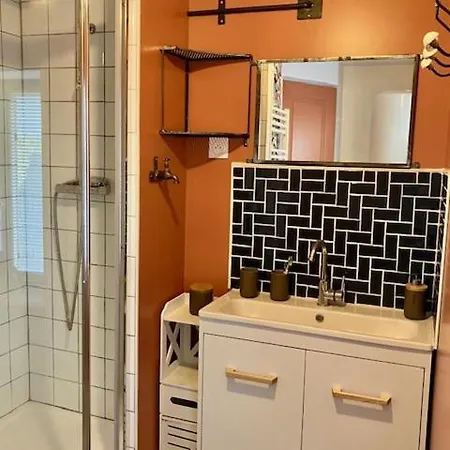 Maison Ancienne Refaite Entierement A Neuf 8pers, 4 Chambres Dans Village 50760 France Feriehus